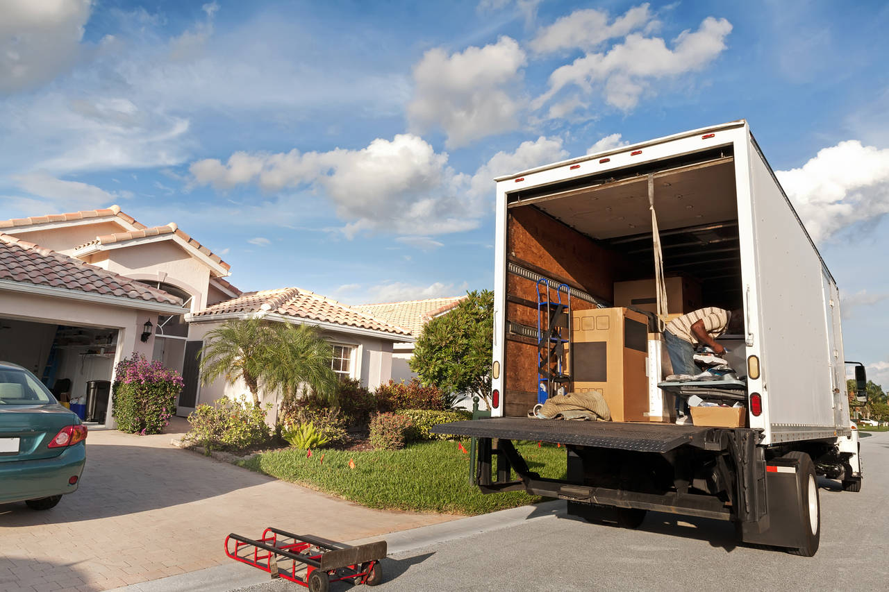 Furniture Delivery Pickup Truck in Sajaa